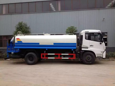 城市清晨的守護者——灑水車